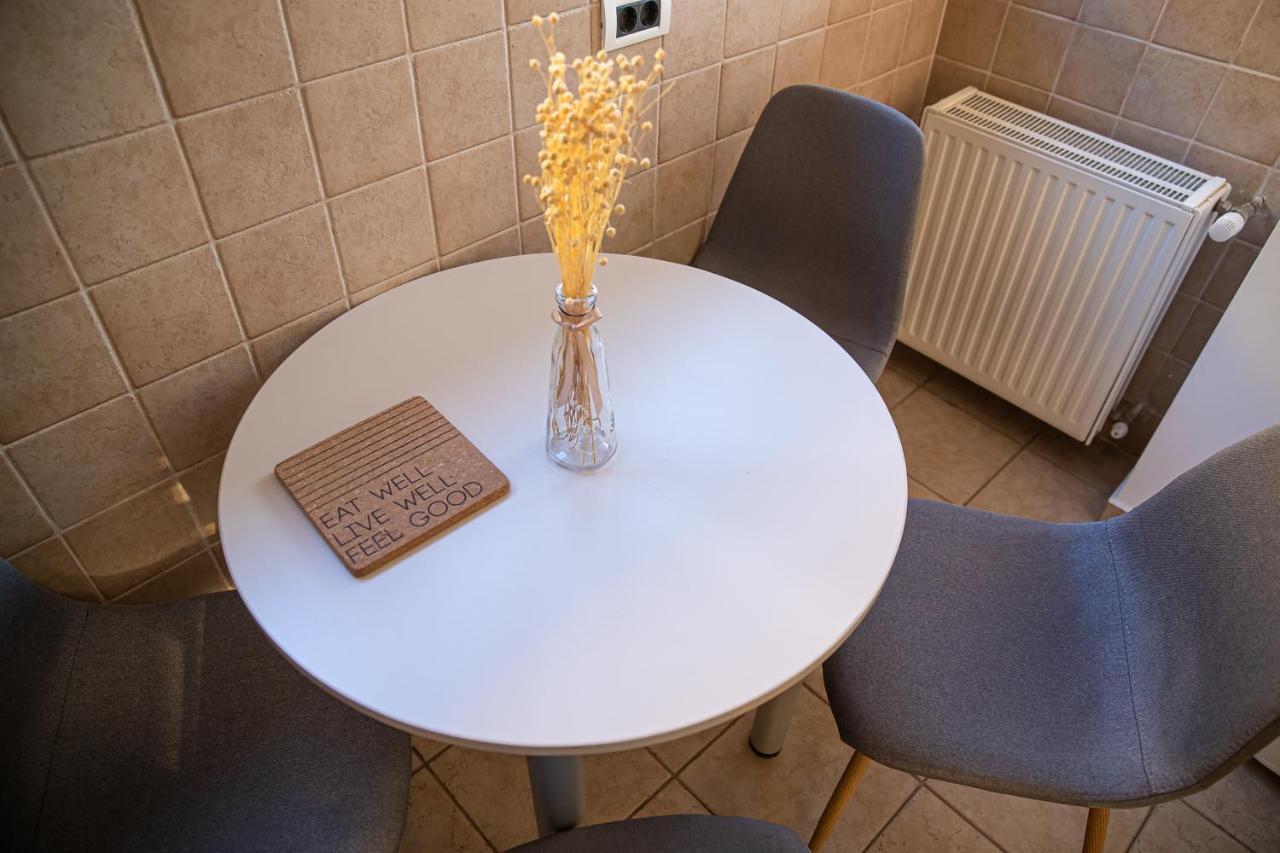 Apartament Tatu Bar&Grill Otopeni Exterior photo